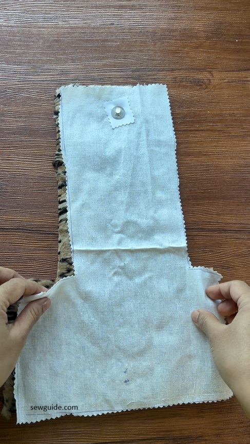 lining and outer fabric rightsides to the inside