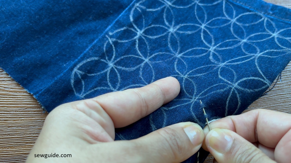 stitching the wave of the Shippo-tsunagi Sashiko pattern