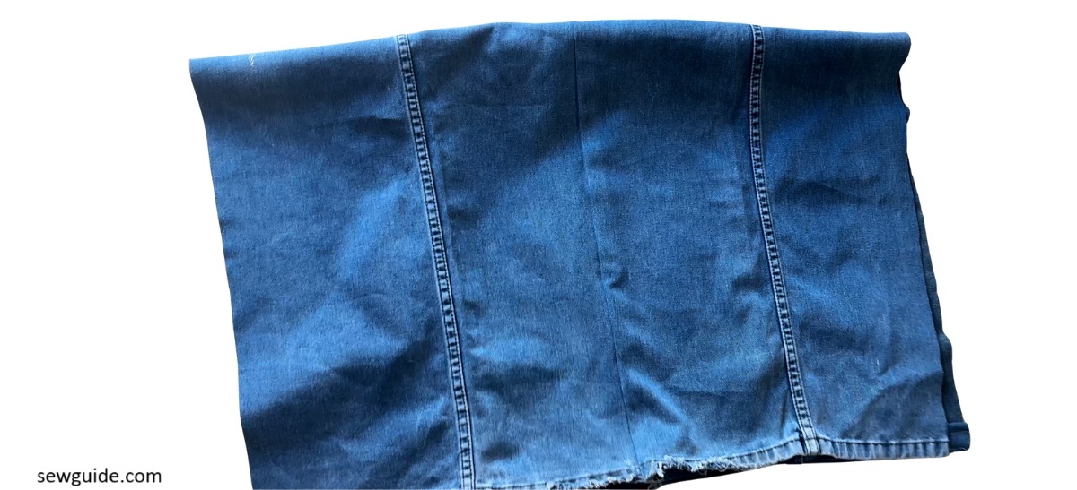 Fold the fabric by the middle, by the shoulder seam