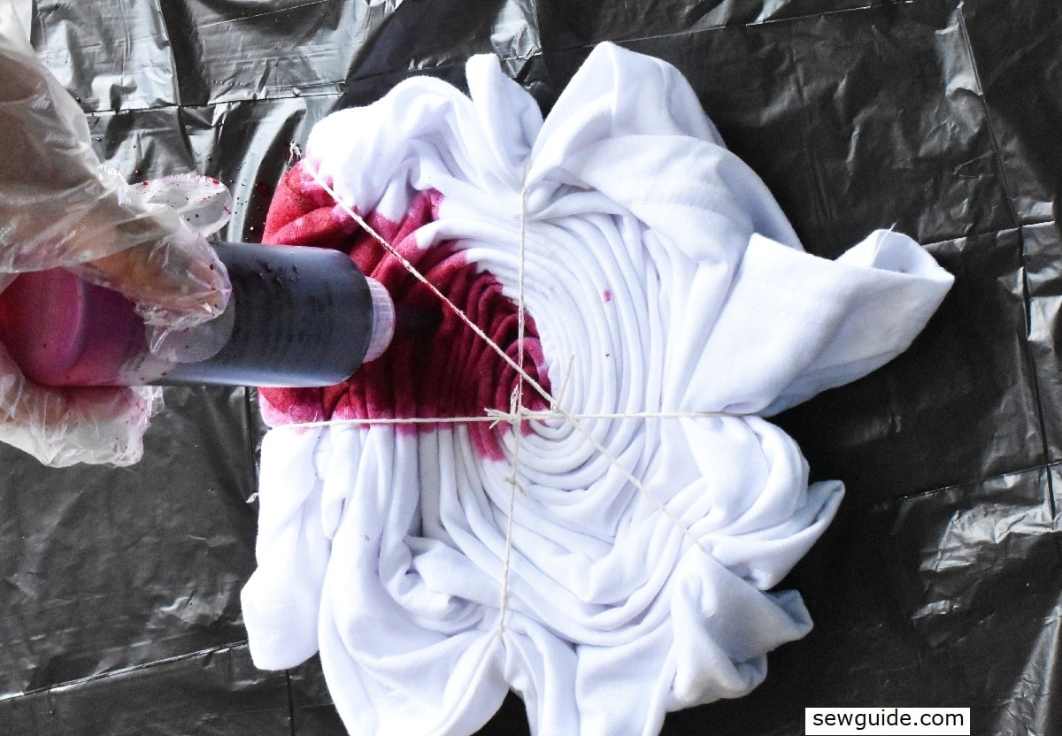 Applying tie-dye to a T-shirt using squeeze bottles