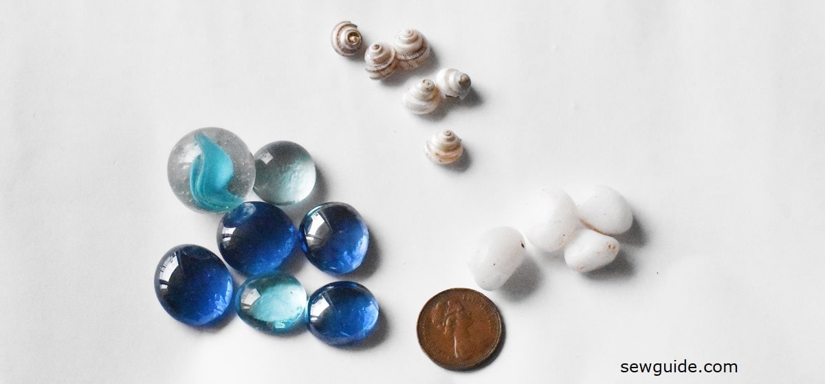 Shells, stones, coins, and beads used for tie-dye tying techniques